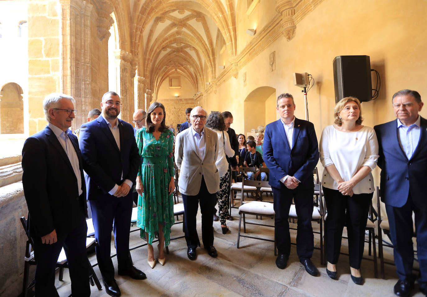 El público la recibió con aplausos a su llegada al Museo Arqueológico para asistir a la lección magistral de Aarón Zapico en los cursos de verano de la Escuela de Música de la Fundación Princesa