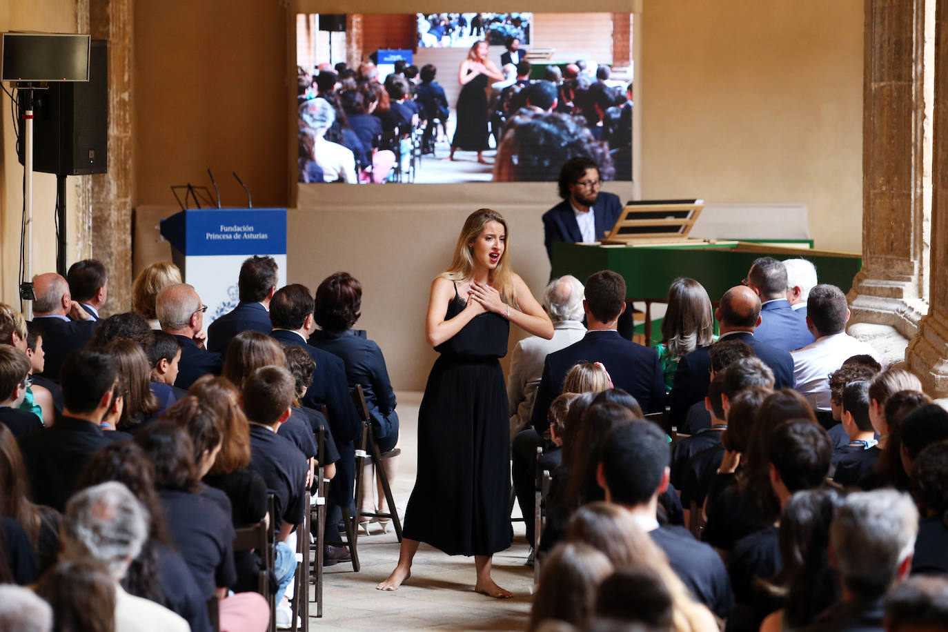 El público la recibió con aplausos a su llegada al Museo Arqueológico para asistir a la lección magistral de Aarón Zapico en los cursos de verano de la Escuela de Música de la Fundación Princesa