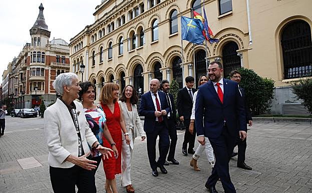 Adrián Barbón, con los consejeros, en la toma de posesión. 