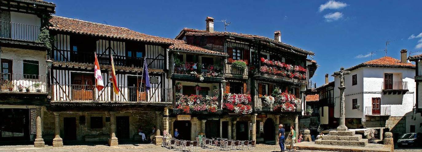 La Alberca (Salamanca): A 60 kilómetros de la ciudad se encuentra este rincón situada al sur de la Sierra de Francia. Sus calles, balconadas y soportales hacen que sea uno de los pueblos del interior con una belleza poco conocida. De hecho, pasear por sus calles topa a los visitantes con su arquitectura más tradicional y con casas prácticamente intactas, del siglo XVIII y XIX.