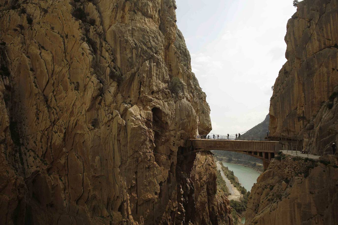 Caminito del Rey (Málaga): Este rincón solo es apto para los más aventureros. El caminito del Rey es un paso construido en las paredes del desfiladero de Los Gaitanes ideal para los amantes de las rutas, el senderismo y la adrenalina. Esta excursión se trata de una pasarela de más de 3 kilómetros, adosada a la roca en el interior de un cañón, con tramos de una anchura de apenas 1 metroy colgando hasta 100 metros de altura sobre el río. De hecho, algunos de los tramos presentan unas paredes casi verticales.