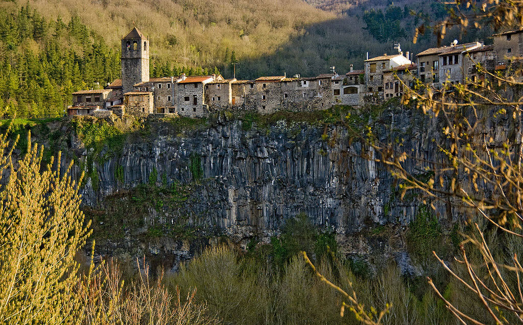 Castellfollit de la Roca (Girona): Este rincón catalán destaca por ser un pueblo ubicado al borde de un acantilado de basalto, de manera que las casas que componen este municipio parece que floten sobre la vegetación. Este hecho hace que sea un rincón escondido y, en parte desconocido. La cantera de basalto del pueblo es la única cantera activa que existe actualmente en España.