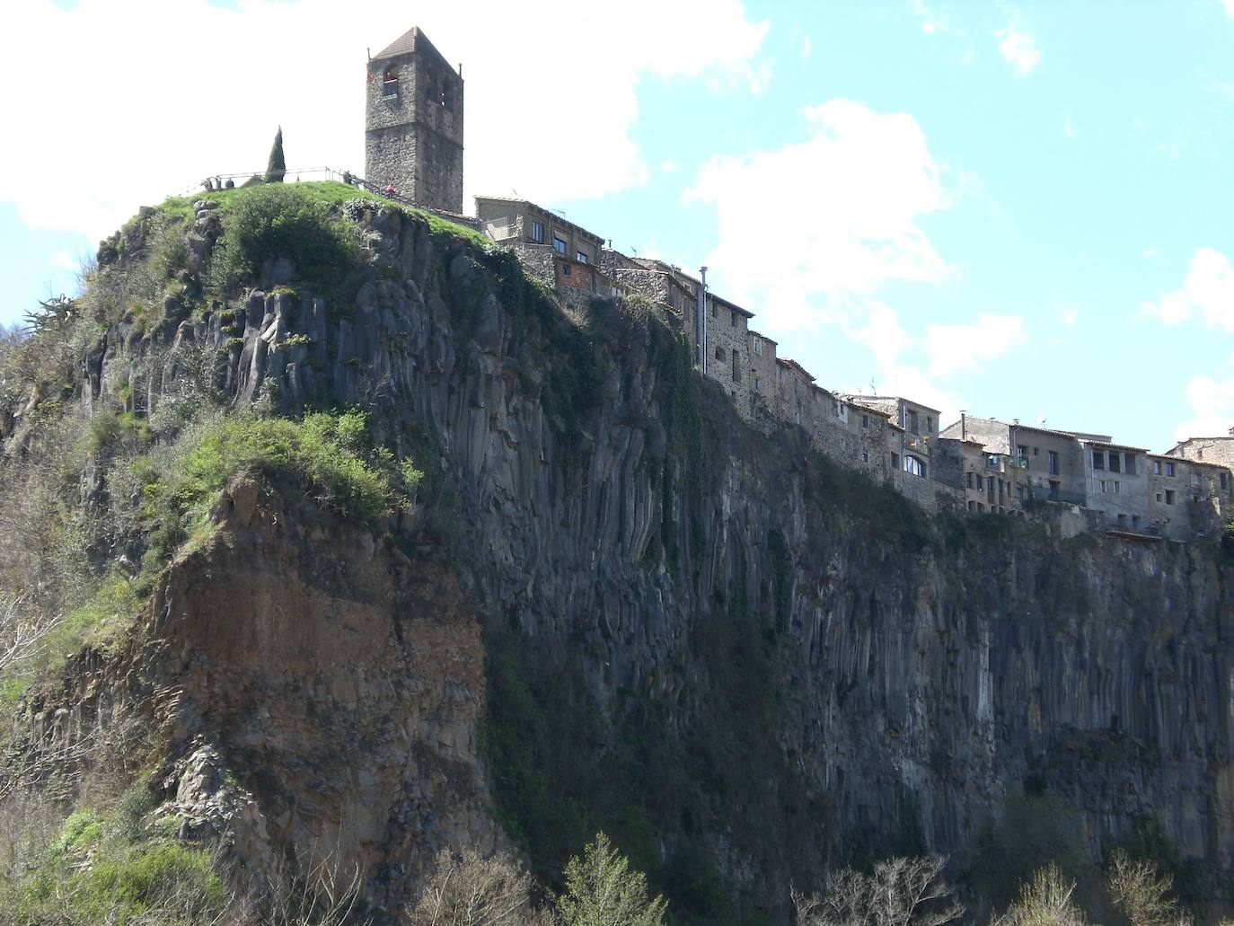 Castellfollit de la Roca (Girona): Este rincón catalán destaca por ser un pueblo ubicado al borde de un acantilado de basalto, de manera que las casas que componen este municipio parece que floten sobre la vegetación. Este hecho hace que sea un rincón escondido y, en parte desconocido. La cantera de basalto del pueblo es la única cantera activa que existe actualmente en España.