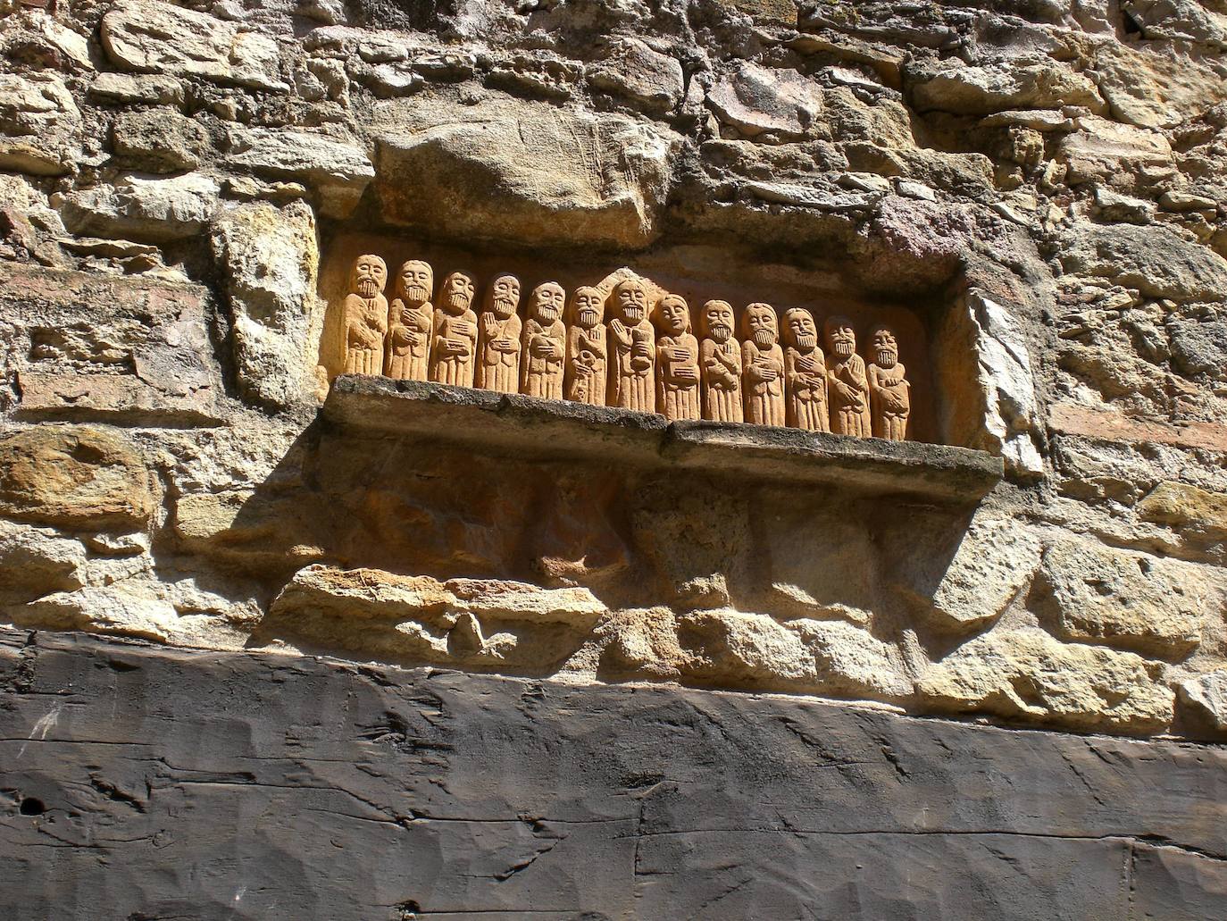 Peratallada (Girona): Este pueblo catalán es un auténtico viaje a la Edad Media. O a la Toscana italiana. Así lo han descrito aquellos que han tenido oportunidad de conocer este escondite. Un tramo pequeño de muralla con un arco avisa de la llegada al pueblo. Sus calles, a modo de laberinto, de piedra y su castillo de cuento son dos de los platos fuertes del municipio. Pero, otra de las imágenes más repetidas son las enredaderas que crecen en muros y ventanas.