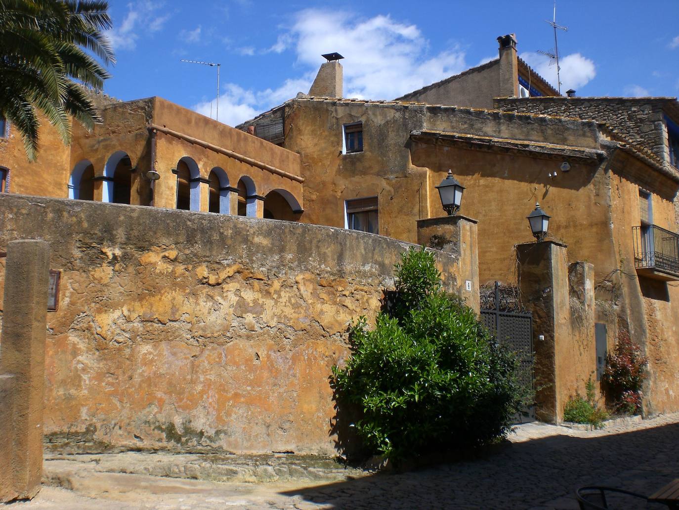 Peratallada (Girona): Este pueblo catalán es un auténtico viaje a la Edad Media. O a la Toscana italiana. Así lo han descrito aquellos que han tenido oportunidad de conocer este escondite. Un tramo pequeño de muralla con un arco avisa de la llegada al pueblo. Sus calles, a modo de laberinto, de piedra y su castillo de cuento son dos de los platos fuertes del municipio. Pero, otra de las imágenes más repetidas son las enredaderas que crecen en muros y ventanas.