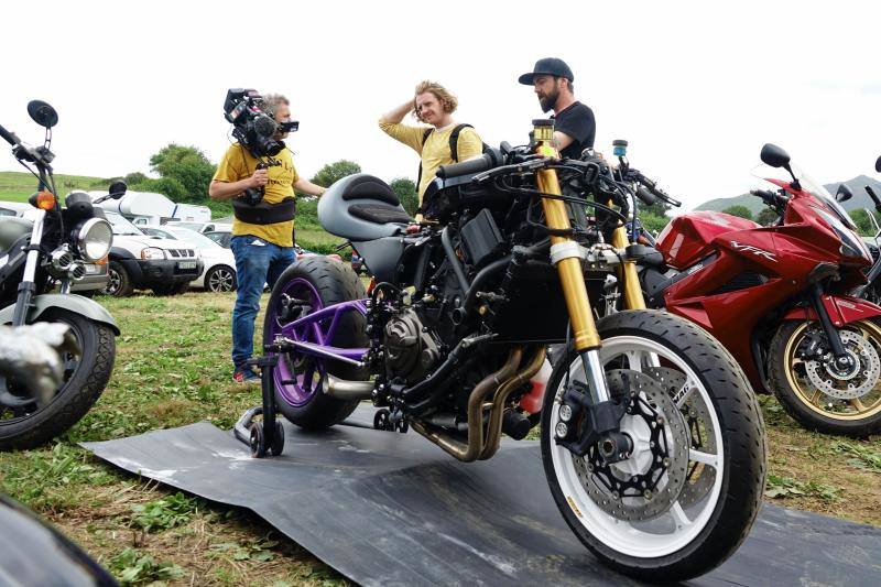 La playa de La Espasa acoge hasta el domingo la séptima edición del festival Motorbeach, que fusiona las motos con el surf y los coches clásicos con la música.
