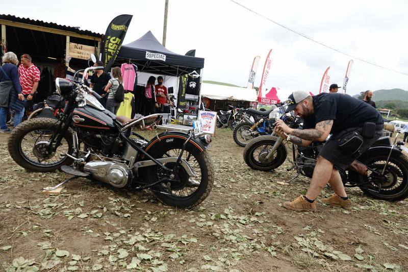 La playa de La Espasa acoge hasta el domingo la séptima edición del festival Motorbeach, que fusiona las motos con el surf y los coches clásicos con la música.