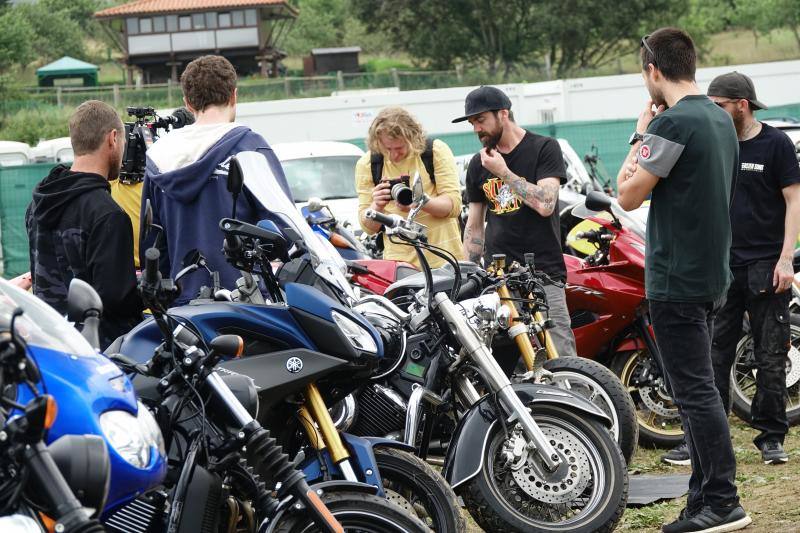 La playa de La Espasa acoge hasta el domingo la séptima edición del festival Motorbeach, que fusiona las motos con el surf y los coches clásicos con la música.