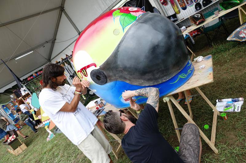 La playa de La Espasa acoge hasta el domingo la séptima edición del festival Motorbeach, que fusiona las motos con el surf y los coches clásicos con la música.