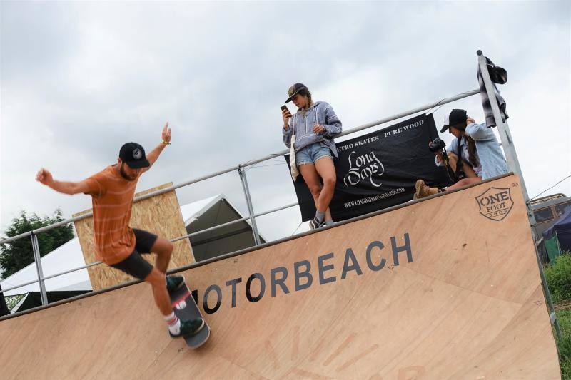La playa de La Espasa acoge hasta el domingo la séptima edición del festival Motorbeach, que fusiona las motos con el surf y los coches clásicos con la música.