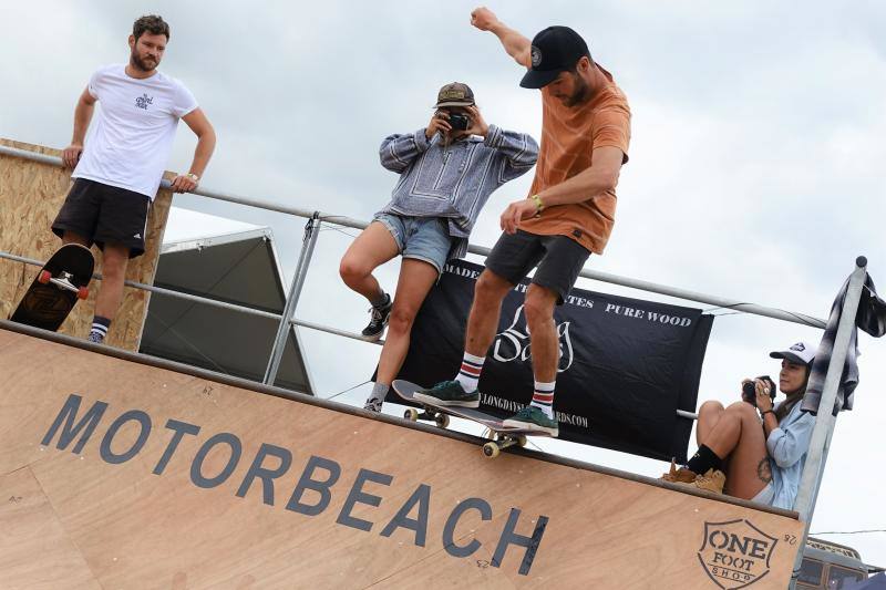 La playa de La Espasa acoge hasta el domingo la séptima edición del festival Motorbeach, que fusiona las motos con el surf y los coches clásicos con la música.
