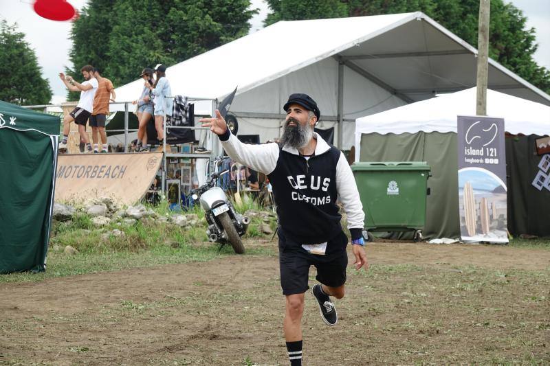 La playa de La Espasa acoge hasta el domingo la séptima edición del festival Motorbeach, que fusiona las motos con el surf y los coches clásicos con la música.