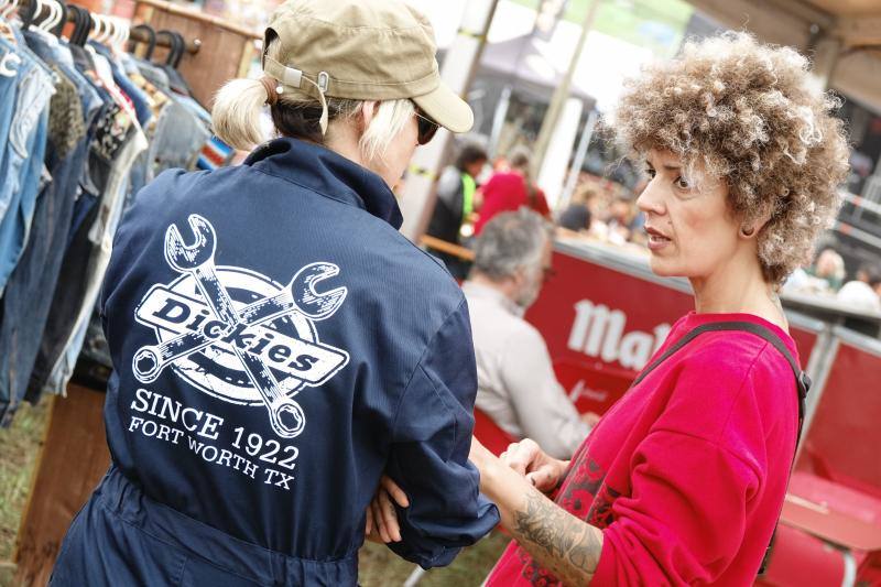 La playa de La Espasa acoge hasta el domingo la séptima edición del festival Motorbeach, que fusiona las motos con el surf y los coches clásicos con la música.