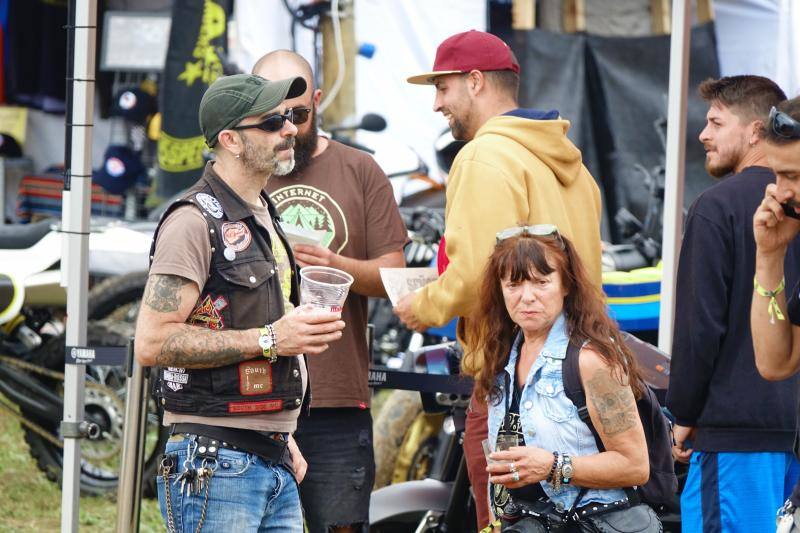 La playa de La Espasa acoge hasta el domingo la séptima edición del festival Motorbeach, que fusiona las motos con el surf y los coches clásicos con la música.