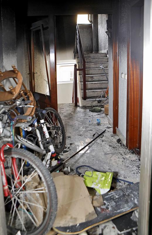 Espectacular incendio en una vivienda de la calle Begoña, en plena Ruta de los Vinos de Gijón.