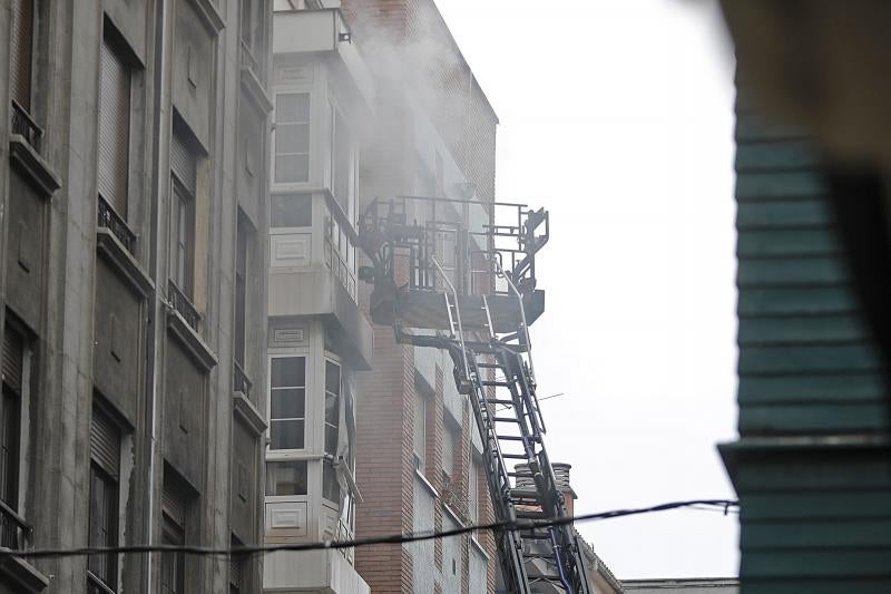 Espectacular incendio en una vivienda de la calle Begoña, en plena Ruta de los Vinos de Gijón.