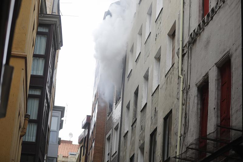 Espectacular incendio en una vivienda de la calle Begoña, en plena Ruta de los Vinos de Gijón.