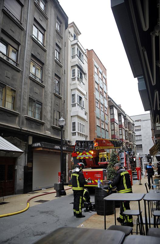 Espectacular incendio en una vivienda de la calle Begoña, en plena Ruta de los Vinos de Gijón.