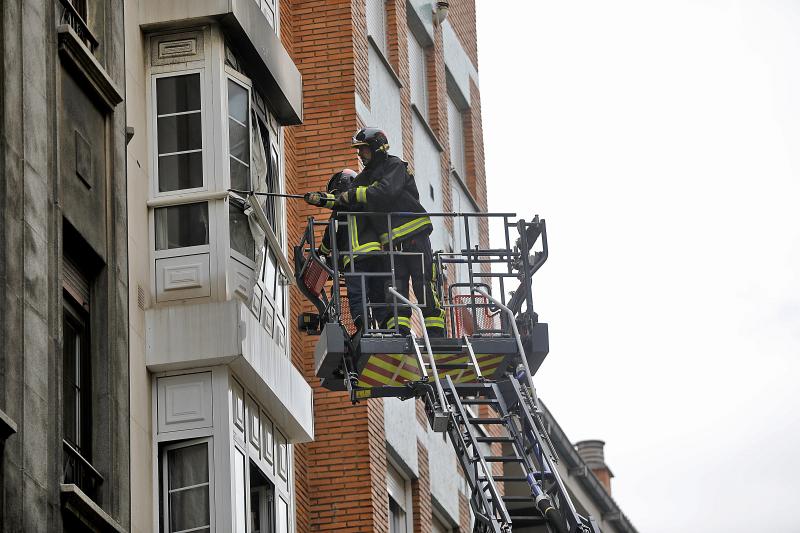 Espectacular incendio en una vivienda de la calle Begoña, en plena Ruta de los Vinos de Gijón.