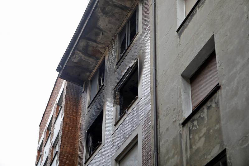 Espectacular incendio en una vivienda de la calle Begoña, en plena Ruta de los Vinos de Gijón.