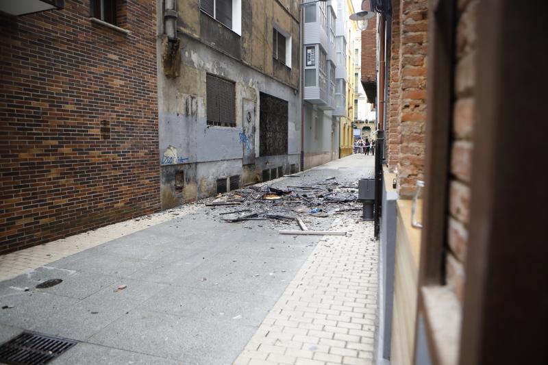Espectacular incendio en una vivienda de la calle Begoña, en plena Ruta de los Vinos de Gijón.