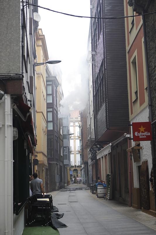 Espectacular incendio en una vivienda de la calle Begoña, en plena Ruta de los Vinos de Gijón.