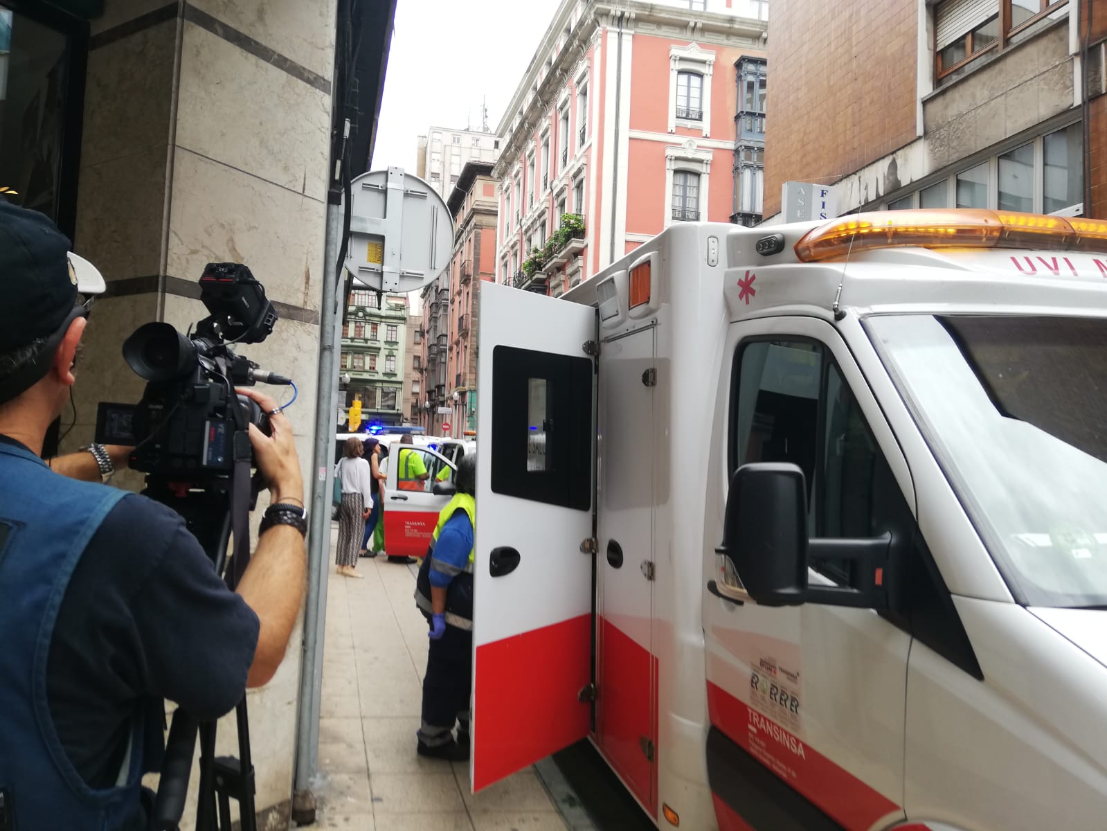 Espectacular incendio en una vivienda de la calle Begoña, en plena Ruta de los Vinos de Gijón.