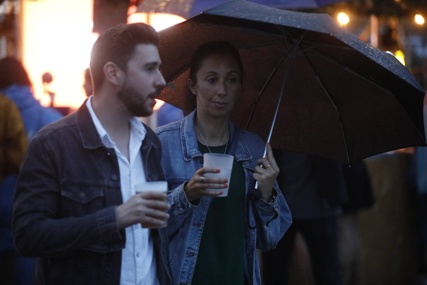 La música le ganó la partida al agua en una nueva jornada de 'Gijón Life'. Quique González subió al escenario tras la actuación de Morgan para revivir los temas más destacados de su carrera