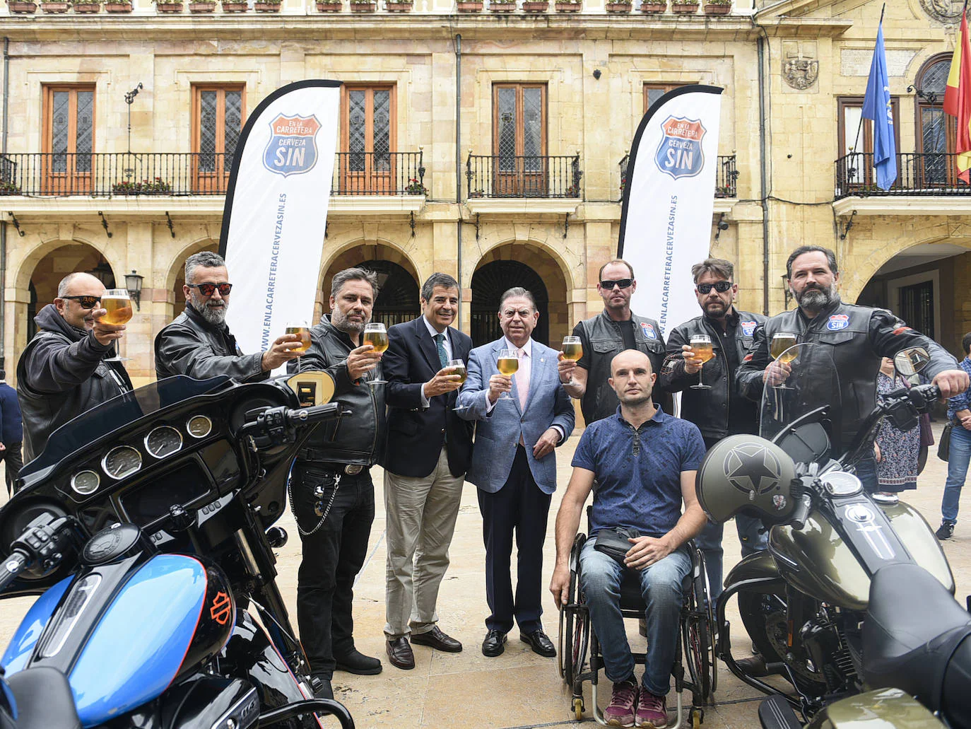 Alfredo Canteli, alcalde de Oviedo, junto a la delegación de la campaña 'En la carretera, cerveza sin'. 