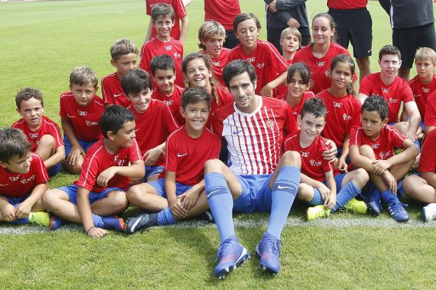 El central catalán saludó a los alumnos del campus durante su presentación como jugador del Sporting. 