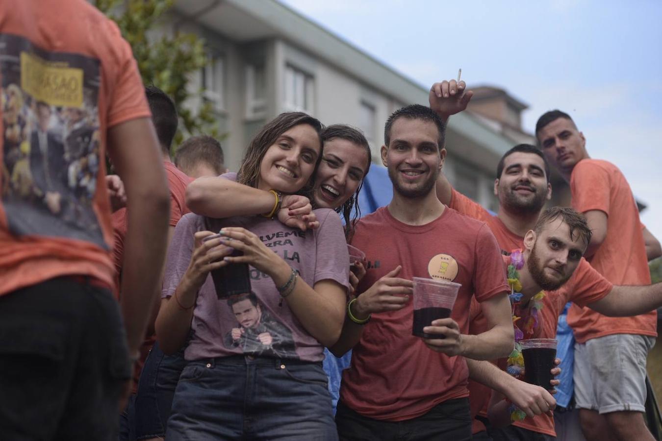 Como cada año, cientos de jóvenes se unen a los festejos de esta santividad que esta edición está amenazada por la lluvia