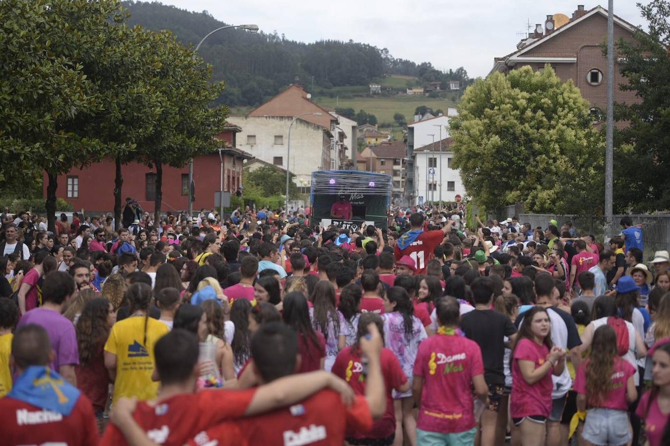 Como cada año, cientos de jóvenes se unen a los festejos de esta santividad que esta edición está amenazada por la lluvia
