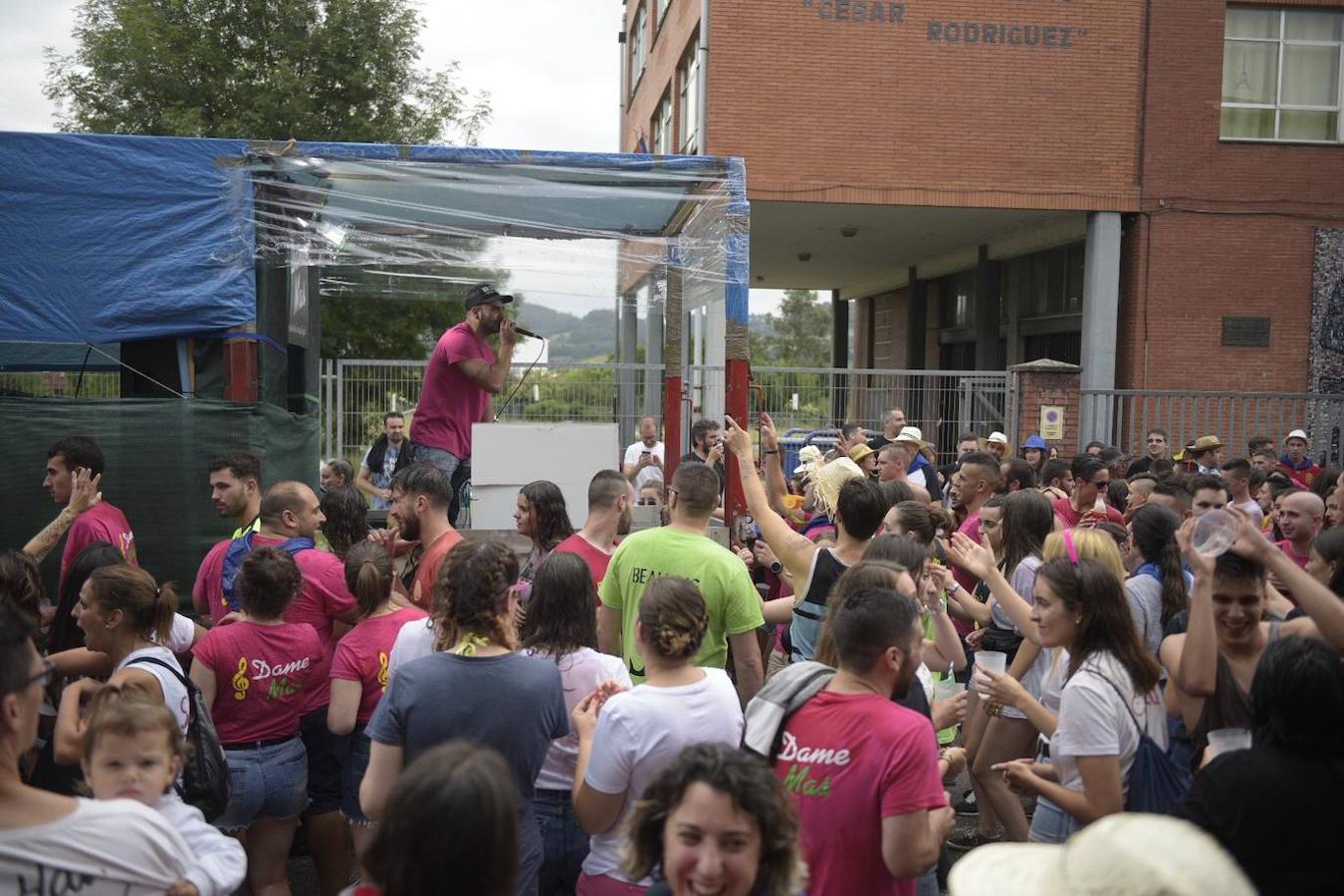 Como cada año, cientos de jóvenes se unen a los festejos de esta santividad que esta edición está amenazada por la lluvia