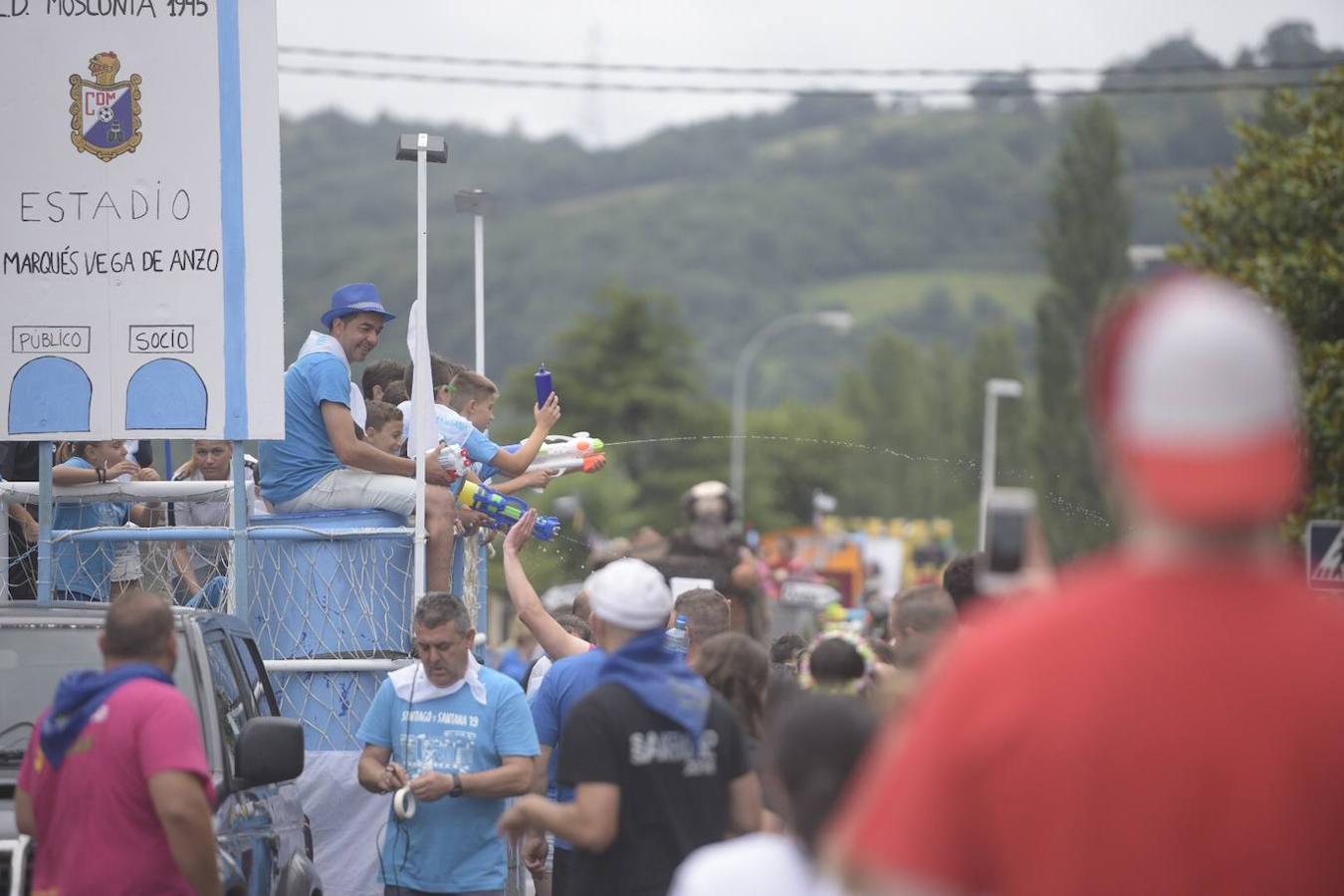 Como cada año, cientos de jóvenes se unen a los festejos de esta santividad que esta edición está amenazada por la lluvia