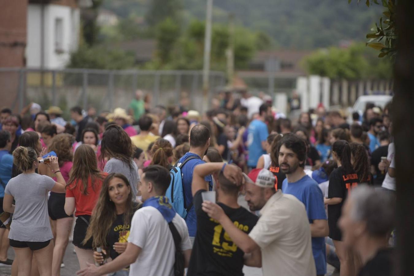 Como cada año, cientos de jóvenes se unen a los festejos de esta santividad que esta edición está amenazada por la lluvia