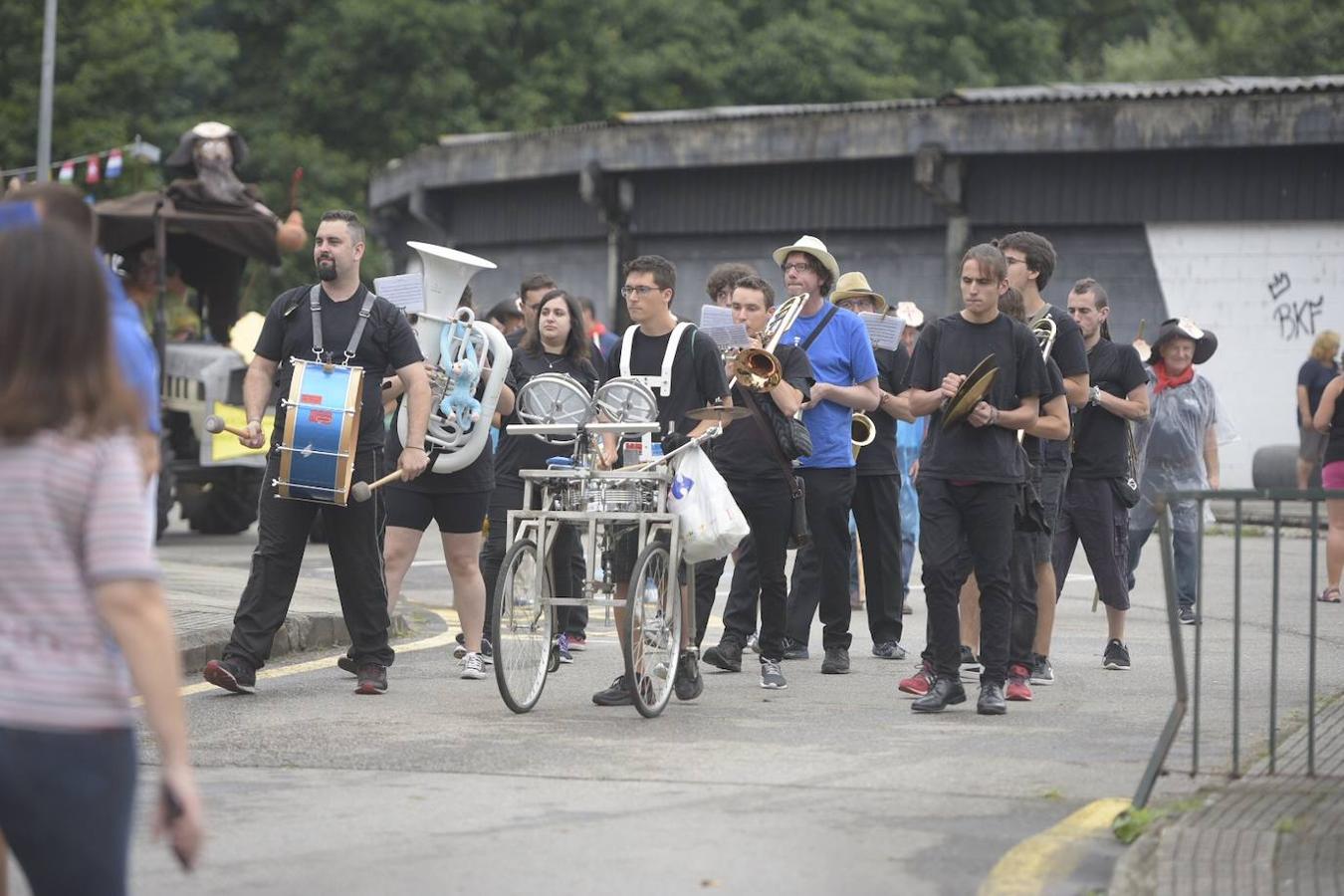 Como cada año, cientos de jóvenes se unen a los festejos de esta santividad que esta edición está amenazada por la lluvia