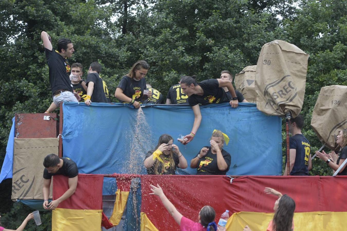Como cada año, cientos de jóvenes se unen a los festejos de esta santividad que esta edición está amenazada por la lluvia