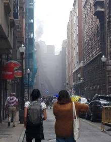 Imagen secundaria 2 - Dos heridos en el grave incendio que alarmó al centro de Gijón