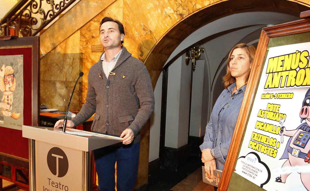 Jorge González Palacios y Teresa Sánchez, en una presentación en el Jovellanos. 