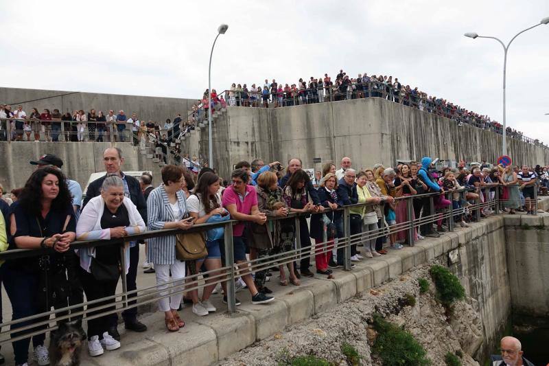 Miles de personas llenan la zona portuaria para ver la procesión. La imagen de la santa embarcó en en el 'Sandra María' y desde la cubierta del barco se lanzó al mar una corona de laurel