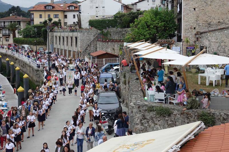 Miles de personas llenan la zona portuaria para ver la procesión. La imagen de la santa embarcó en en el 'Sandra María' y desde la cubierta del barco se lanzó al mar una corona de laurel