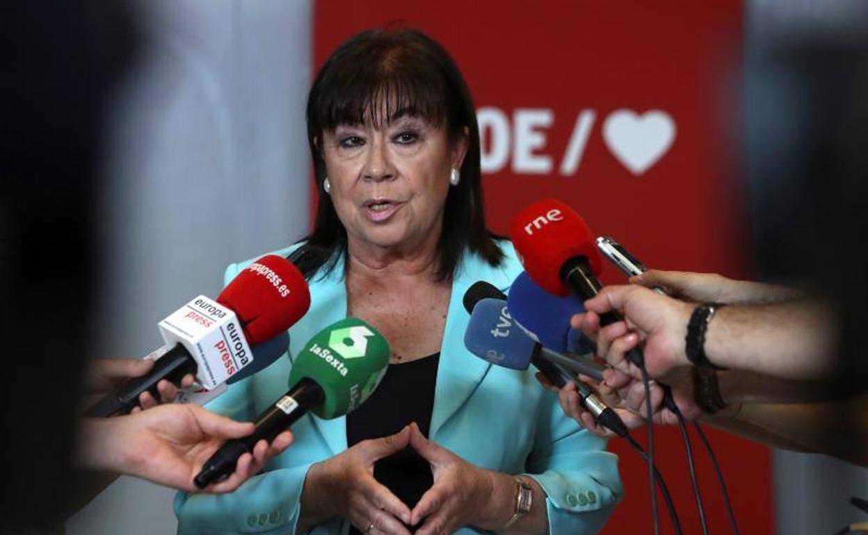 Cristina Narbona atiende a los medios de comunicación en la sede del PSOE. 