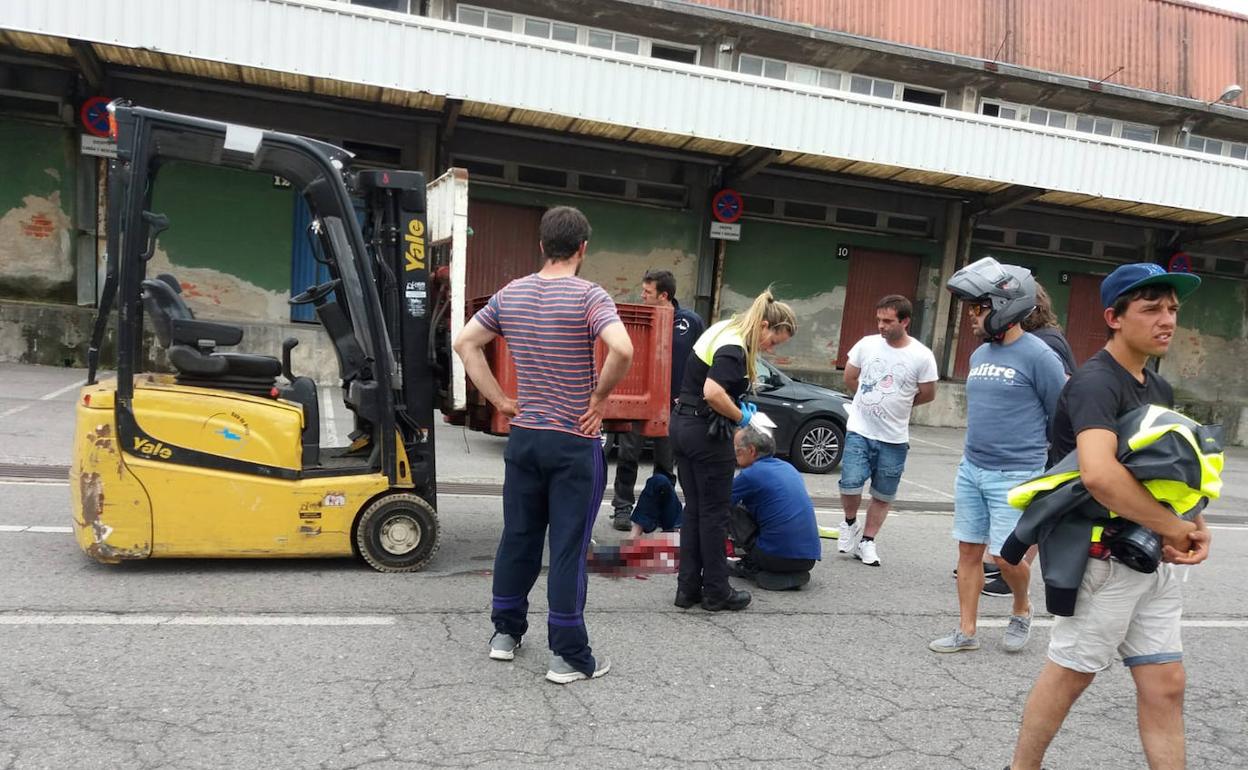 La víctima, junto a la carretilla que lo atropelló ayer en la vieja rula. 