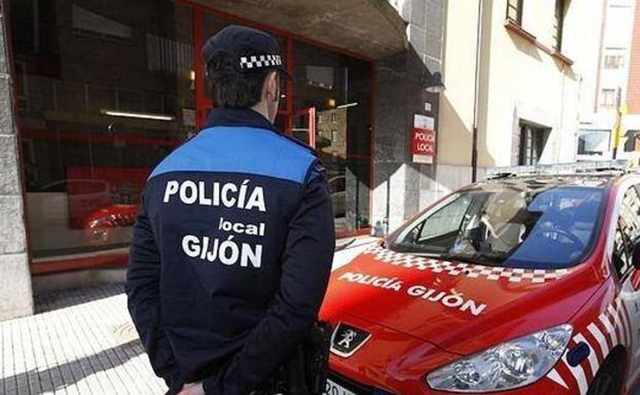 La Policía de Gijón denuncia a dos jóvenes con conducir ciclomotores eléctricos sin carné