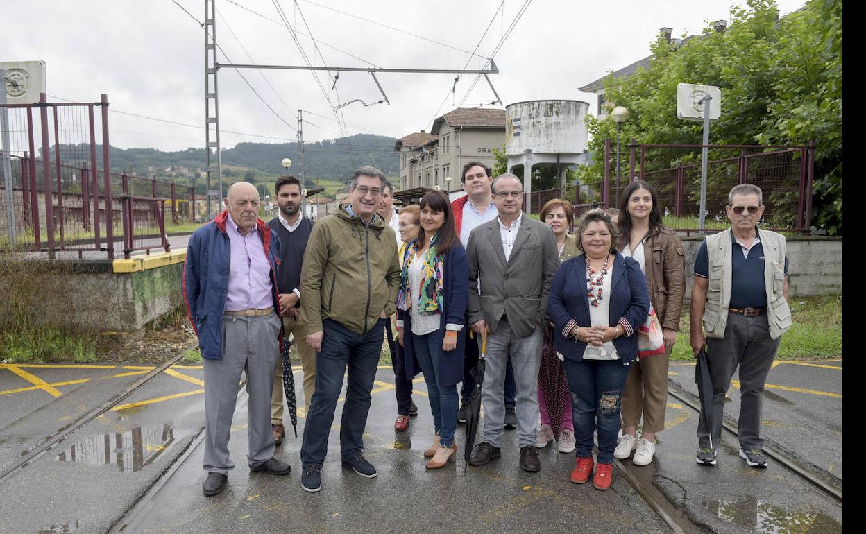 Ignacio Prendes, durante su visita a la estación de Grado, junto a la portavoz de la formación naranja en la Junta General, Laura Pérez