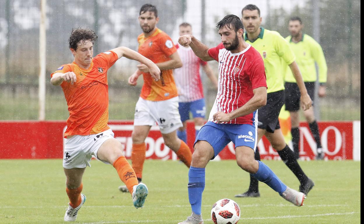 Una jugada del partido entre el Sporting B y el Caudal