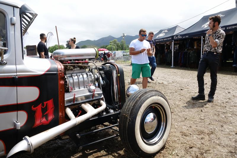 La lluvia y el barro condicionaron las primeras horas, pero no lograron acallar el ruido de los motores congregados este fin de semana en la playa La Espasa, donde se celebra la séptima edición del festival Motorbeach. Rutas y exhibiciones moteras, exposición de coches clásicos, música y otras actividades culturales son parte de un programa que se extiende hasta este domingo.