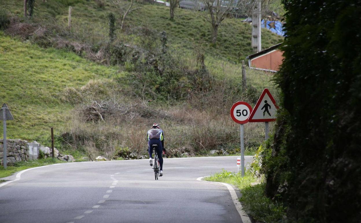 Acceso al pueblo de Santillán, en Amieva.