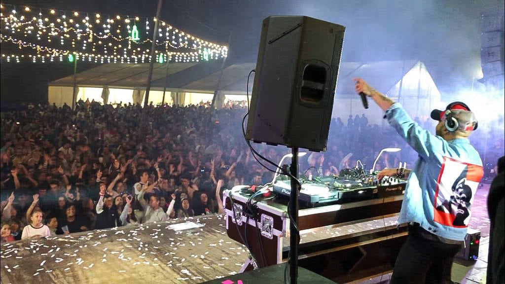 Kiko Rivera, en plena actuación en Sariego