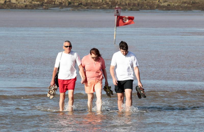 Más de una treinta de playas asturianas izaron este lunes la bandera roja tanto por el fuerte oleaje como por el viento.